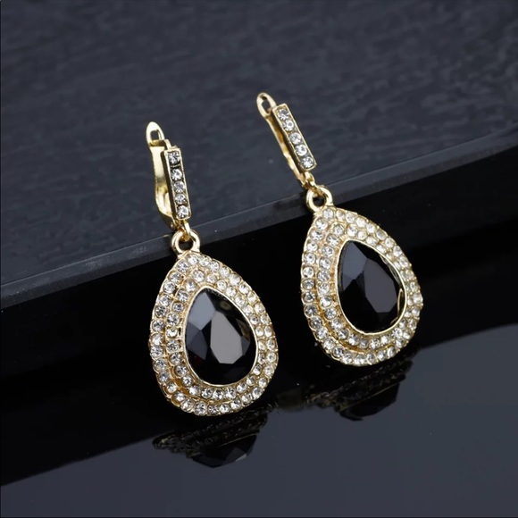 Jewelry - CLEARANCE Sparkling leverback black/clear earrings
